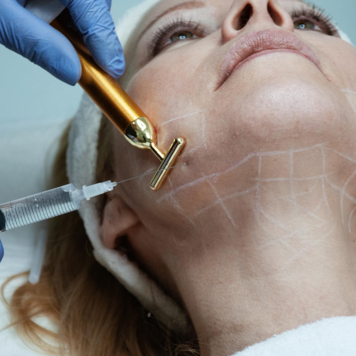 Tratamiento facial con masajeador
